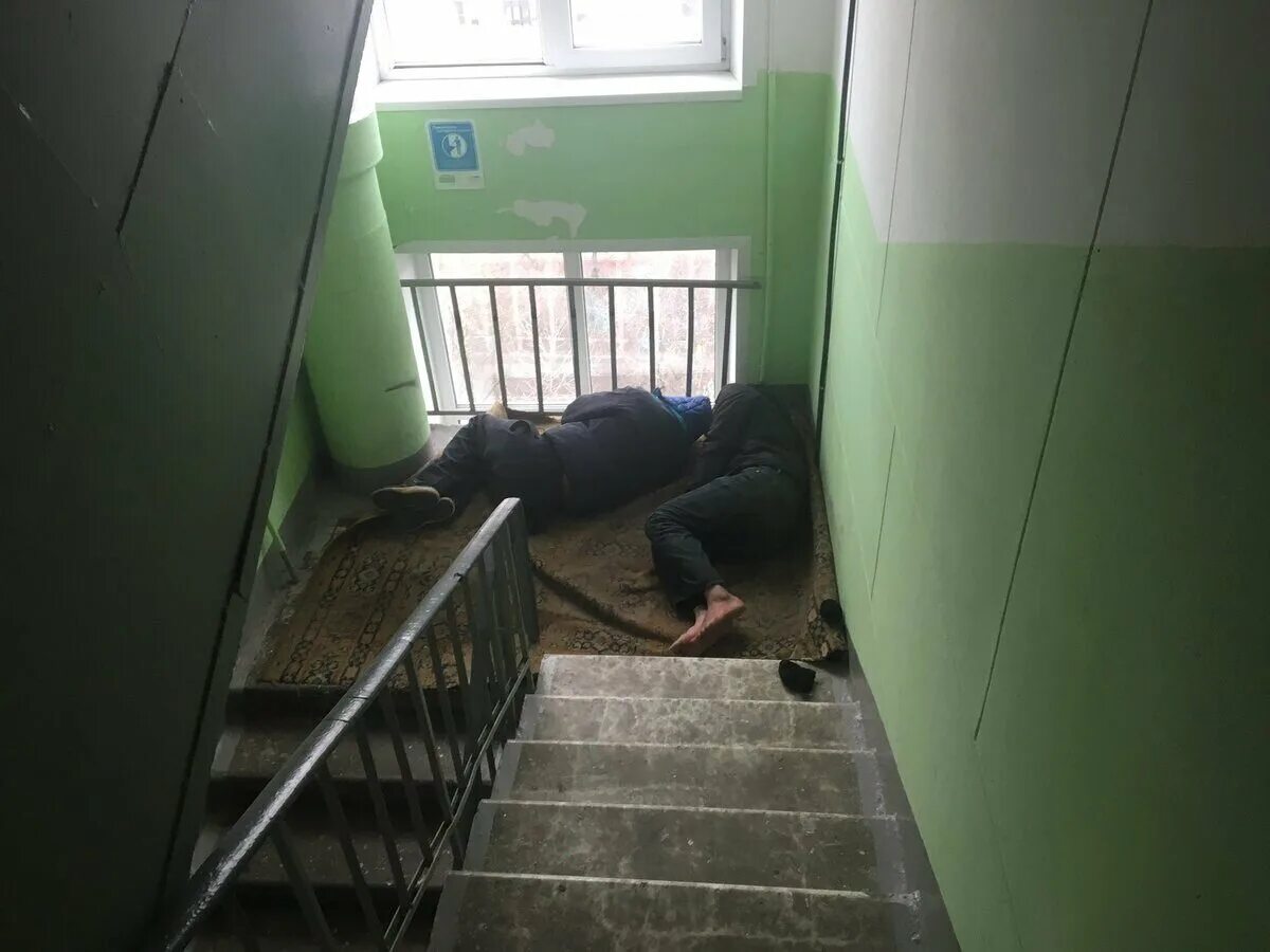 Сосед установил камеру в подъезде. Лестничная клетка в подъезде. Лестничная площадка в подъезде. Подъезд квартиры. Пожарная лестница в подъезде.
