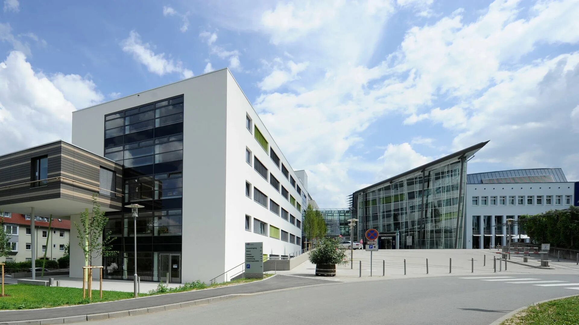 Клиника фото снаружи SK Yee Healthy Life Centre / Ronald Lu & Partners Arquitectura de salud, Fachada