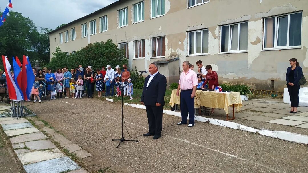 Поселок октябрьский школьная. Октябрьская школа гимназия Красногвардейского района. Сайт МБОУ Октябрьская школа-гимназия Крым Красногвардейский район. Школа поселок Октябрьский Крым. ЭЛЖУР Октябрьская школа-гимназия Красногвардейского района.