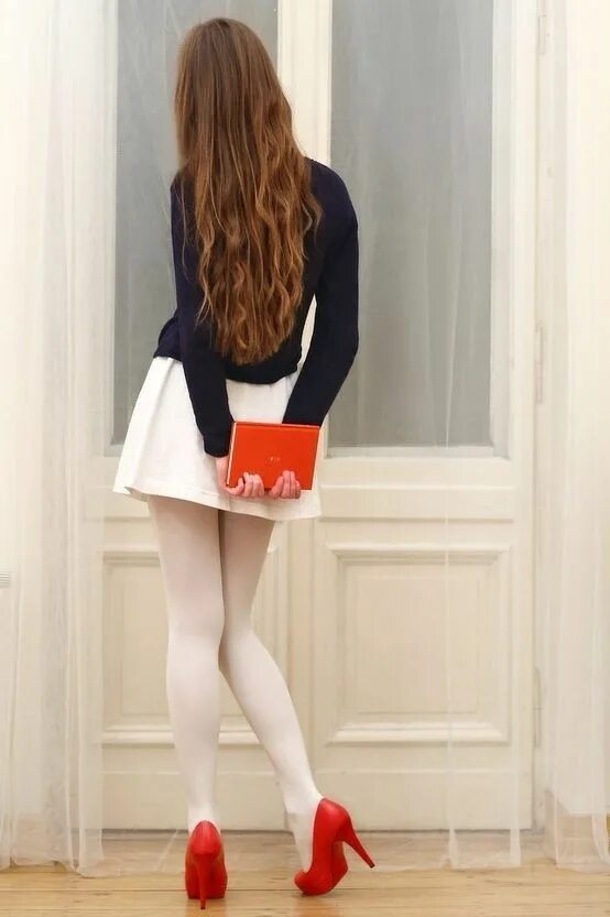 White tights. Девочки в белых колготках. Девушки в юбках и колготках. Девочкивбелих колготках.