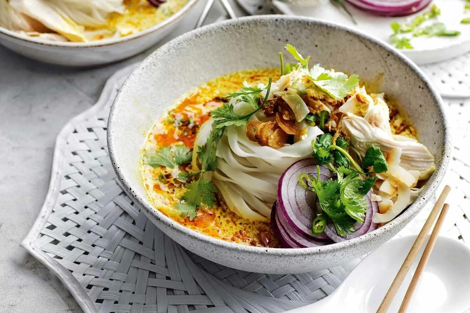 Лапша с кокосовым молоком. Суп лапша вид сверху. coconut noodle soup. столовая суп - лапша, бризоль. chicken noodle soup.