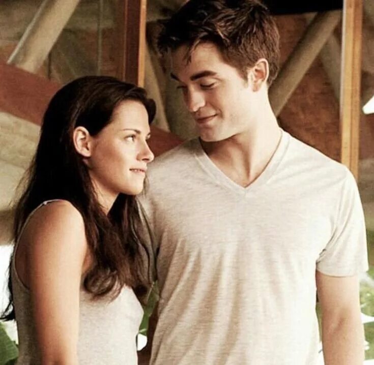 Edward and Bella as Graduate. Edward and Bella on field. Тв romance