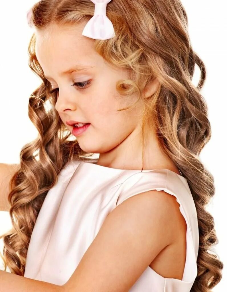 Стрижки для девочек. Красивые причёски для девочек. Прическа на выпускной в садик. Детские прически. Стильные прически для девочек.