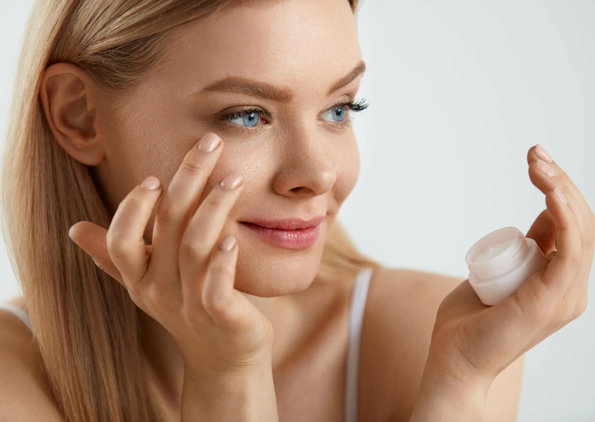 Девушка с кремом. Крем для лица. Кожа вокруг глаз. Омолаживающий крем девушка. Мазать глаз.