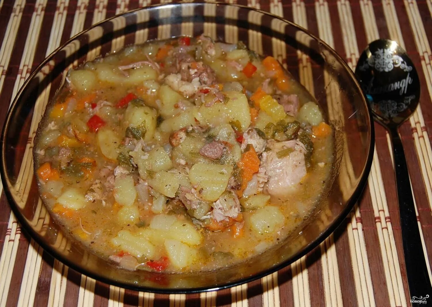 Картошка с тушенкой в кастрюле с морковью. Картошка с тушенкой. Картошка с тушенкой в кастрюле. Картофель тушеный с тушенкой. Картофель тушеный с тушенкой в кастрюле.