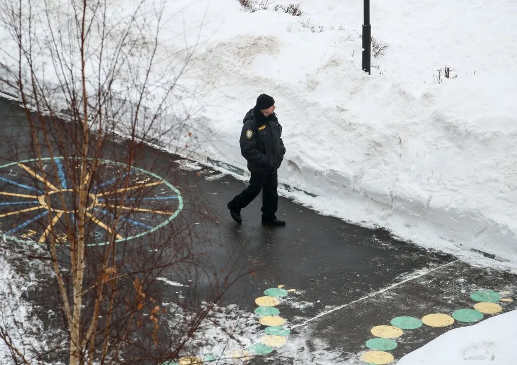 Сторож детского садика. Стрельба в детском саду Санкт-Петербург. Сторож в детский сад. Охранник в детский сад СПБ. Охранник в саду.