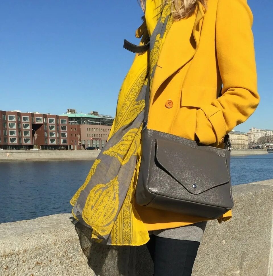 Сумка кросс-боди trendy Bags. Сумка Celine кроссбоди лук. Образы с желтой сумкой. Большая сумка через плечо. Сумка большая 2024