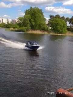 Катер под мостом
