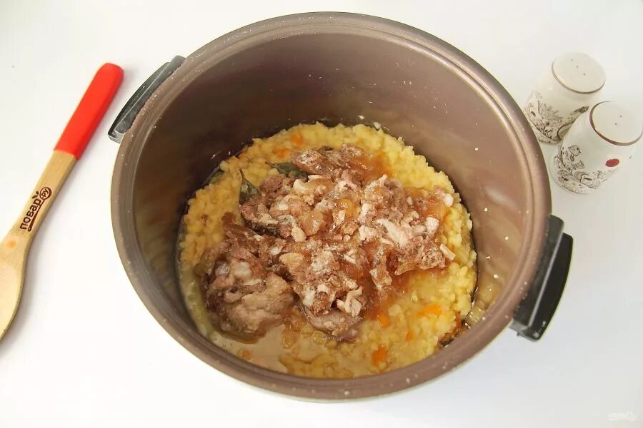 Каша с мясом в мультиварке рецепты. Пшенная каша с тушенкой. гороховая каша с тушенкой. каша с тушенкой в мультиварке. гороховая каша в мультиварке.