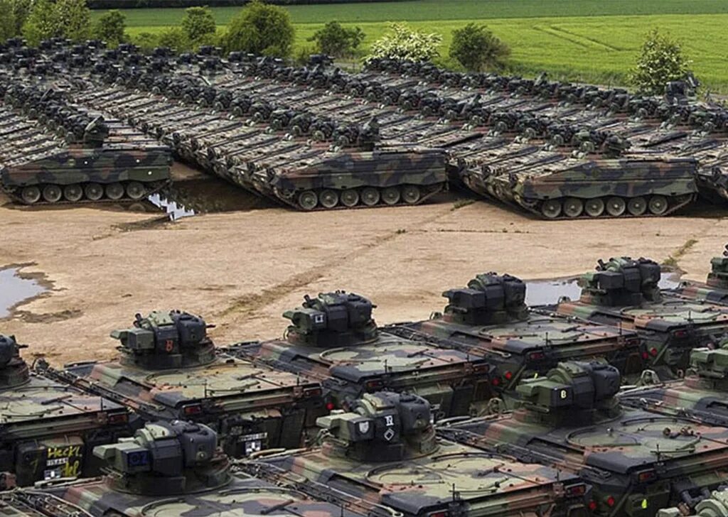 Где строили танки. Танки колонна Бундесвер. Leopard 2a4 ВСУ. Много танков. Склады боевой техники.
