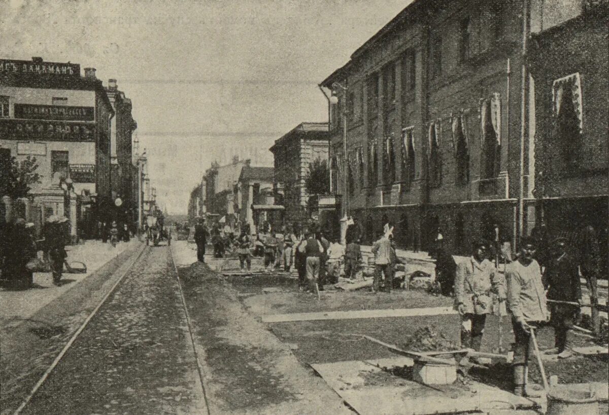 Year 1900. Тверская улица 1900 год. Тверская улица 1910 год. Тверская улица начало 20 века. Москва Тверская 1910 года-.