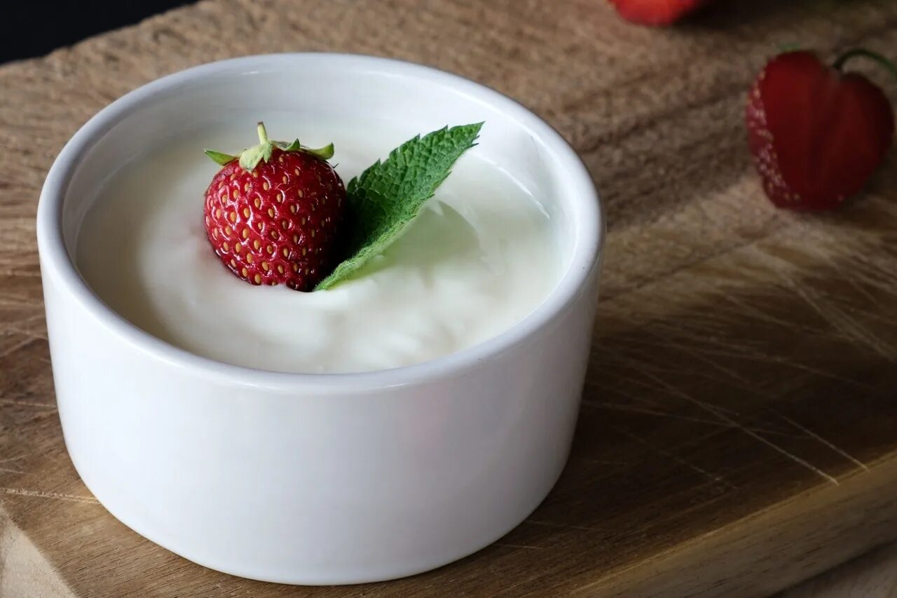 Фото йогурта. Йогурт. Йогурт фото. Йогурт натуральный фото. Натуральный йогурт в чашке.