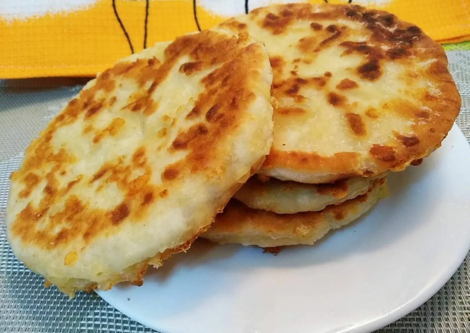 Лепешка с сыром без дрожжей на сковороде. Лепёшки на кефире на сковороде. Сырные лепёшки на кефире. Лепёшки на кефире с сыром. Сырная лепёшка на сковороде.