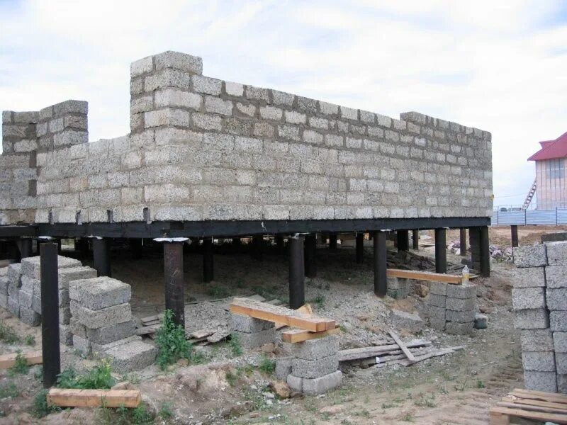 дом из пеноблока какой фундамент. фундамент под дом из газобетона. ленточный фундамент 10 на 10. арболитовый блок фундаментный. свайный фундамент под арболитовые блоки.