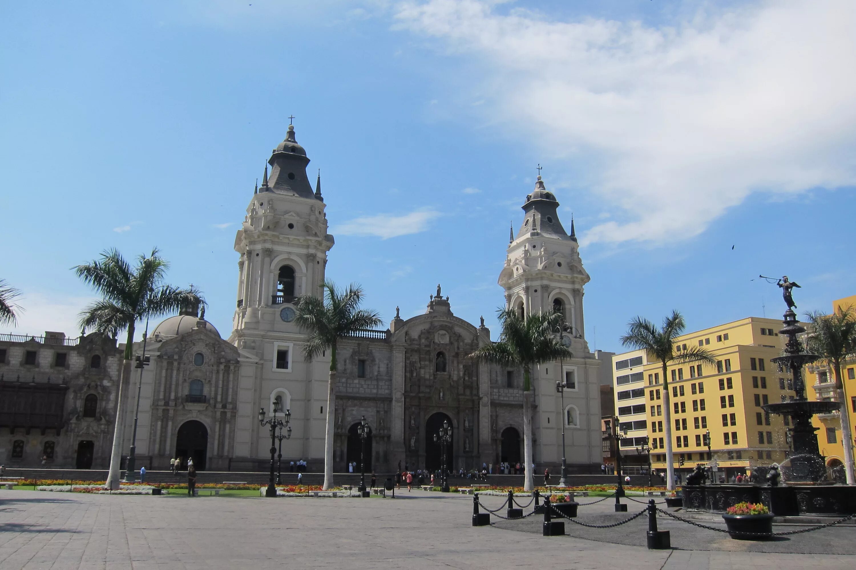 Main town. Лима, Перу. Перу Лима памятник Антонио Сиснеросу. Лима Перу 1586.