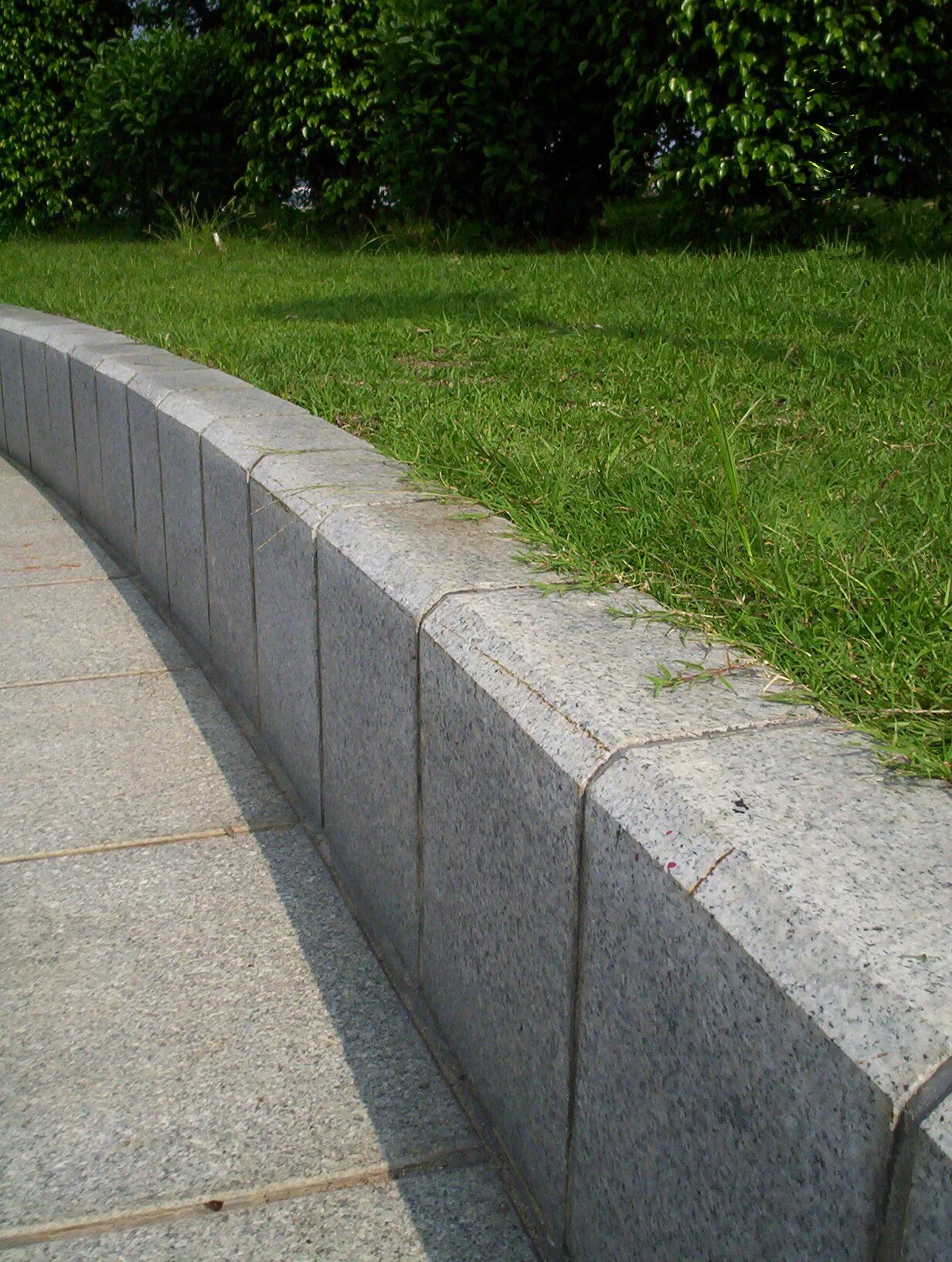 Каменный бордюр. 30. Бордюрный камень тротуарный гранитный камень. Ограждение для клумбы. Каменный бордюр для клумбы.
