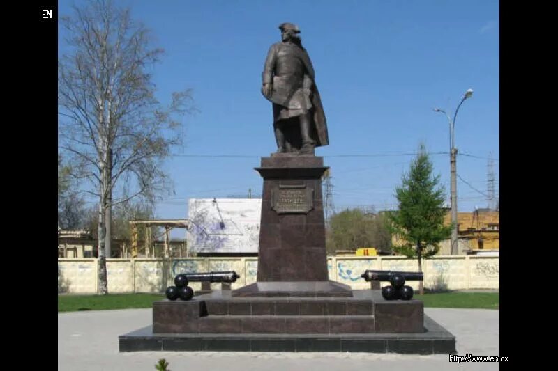 В н татищев создатель какого памятника культуры. Татищев памятник в Перми. Памятник Василию Татищеву в Перми. Татищев основатель Перми памятник.