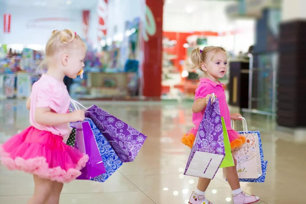 Shopping me ru. Магазин одежды для детей. Детский шоппинг. Дети с покупками. Детская одежда шоппинг.