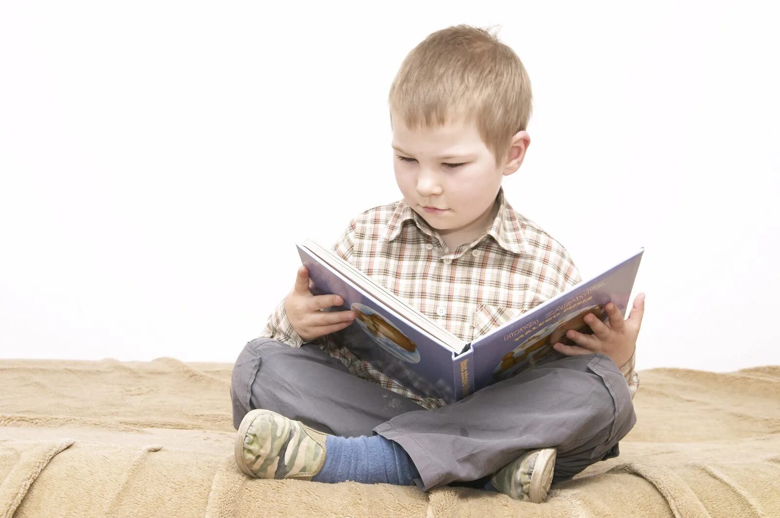 Читать книгу малой 4. Книга для мальчиков. Мальчик с книжкой. Мальчик читает. Книги для детей.