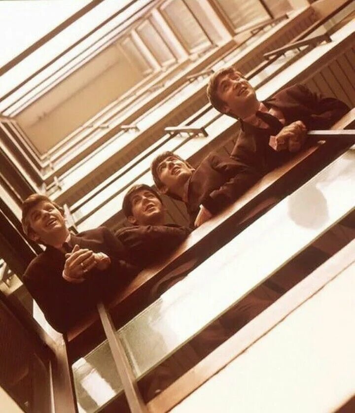 Первый альбом битлз. 1963 please please me the beatles обложка. beatles please please me альбом. the beatles please please me обложка альбома. please please me the beatles обложка.