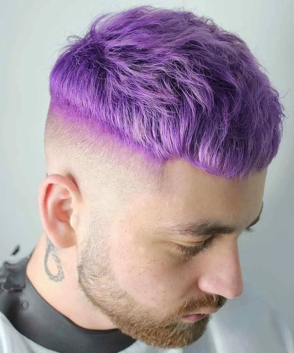 Фиолетовый мужской цвет. Фиолетовые волосы у мужчин. Фиолетовый цвет волос у мужчин. Мужская стрижка фиолетовые волосы. Цветные мужские прически.