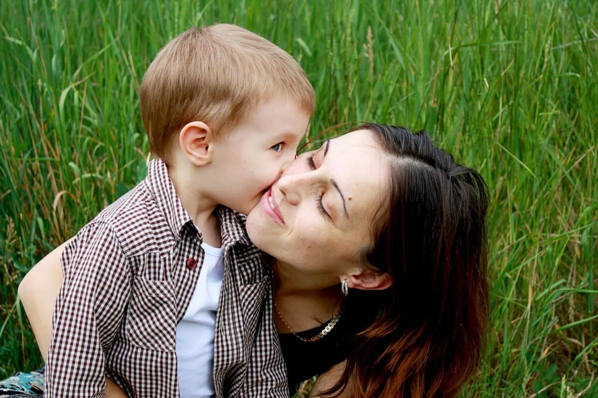 Любящие отношения к ребенку. Женщина с ребенком. Детский поцелуй. Фотосессия мать и сын.