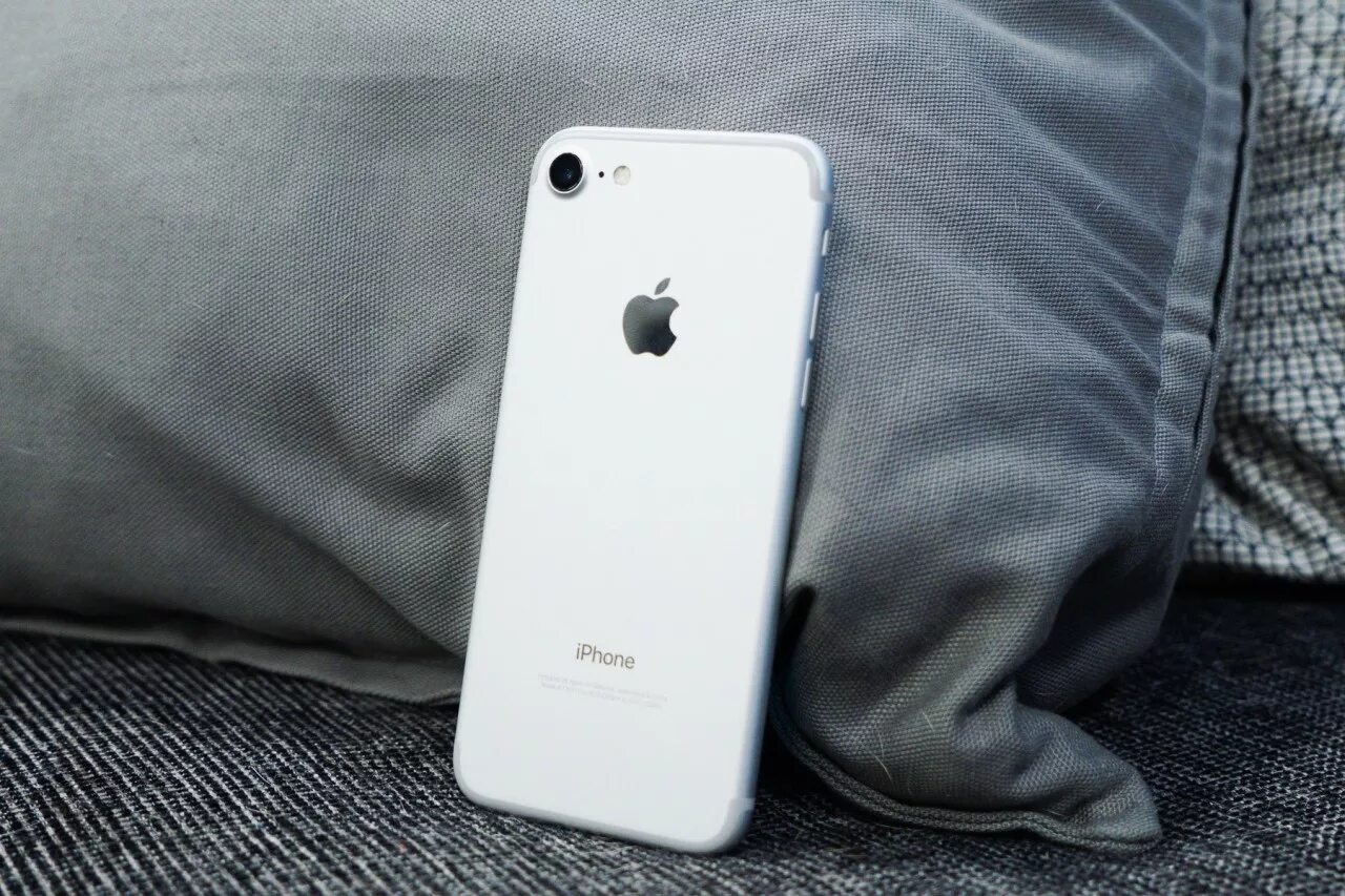 Iphone 7 silver. Iphone 7 white. Iphone 8 в белом чехле. Iphone 7 white. Iphone 7 white.