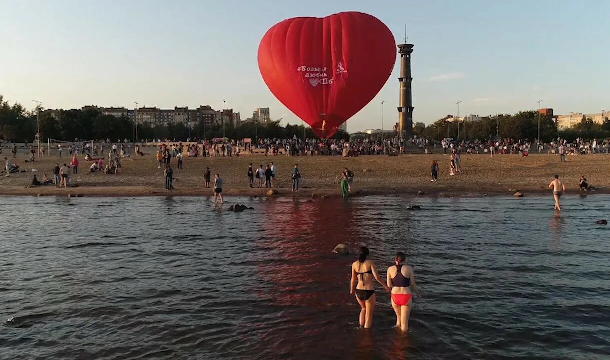 Признание в любви 1 канал. Признание в любви Питеру. Признаться в любви к Питеру. Стальное сердце парк 300 летия Санкт Петербург. Шары любви Питер.