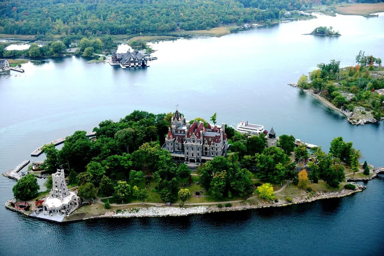 Замок Болдта (Boldt Castle) // тысяча островов (Онтарио). Замок Болдт на острове Харт. Замок Болдт остров сердце Castle.. Река св Лаврентия 1000 островов. Остров на озере которое находится на острове