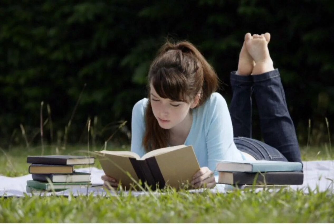 Interesting reading. Подруги обмениваются книгами. read a classic novel. reading a classic novel. teens reading books.
