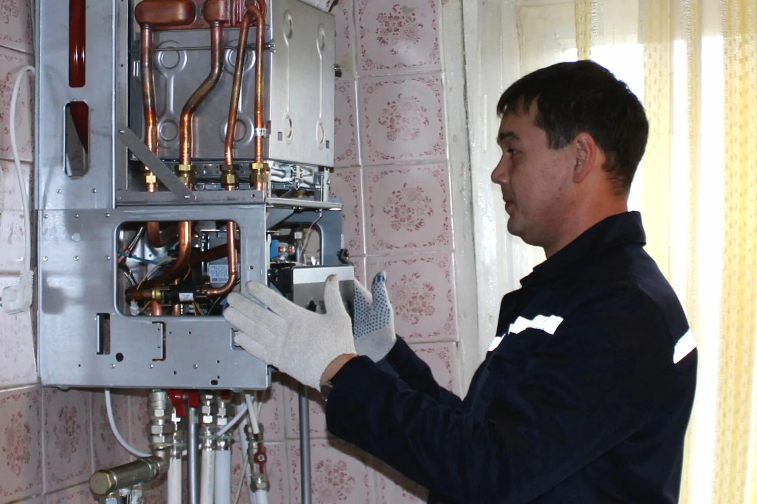 Сантехник новороссийск вызов. Ремонт газовых котлов фото. ремонт котельная в ярославле. сантехник новороссийск.