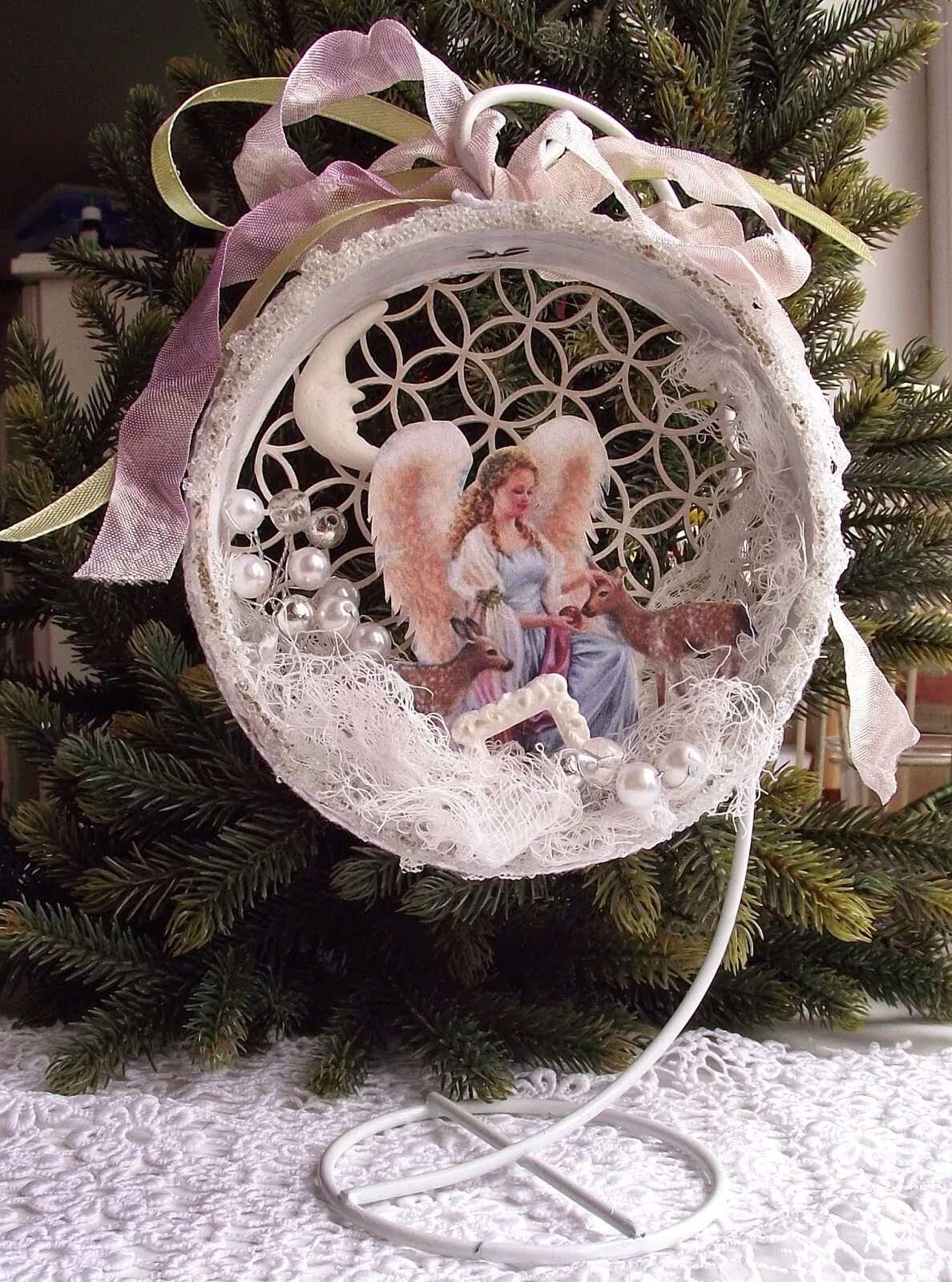 круглые поделки на новый год своими руками. новогодние шары из ниток. шары из ниток. елочные шары из ниток. круглые поделки на новый год своими руками.