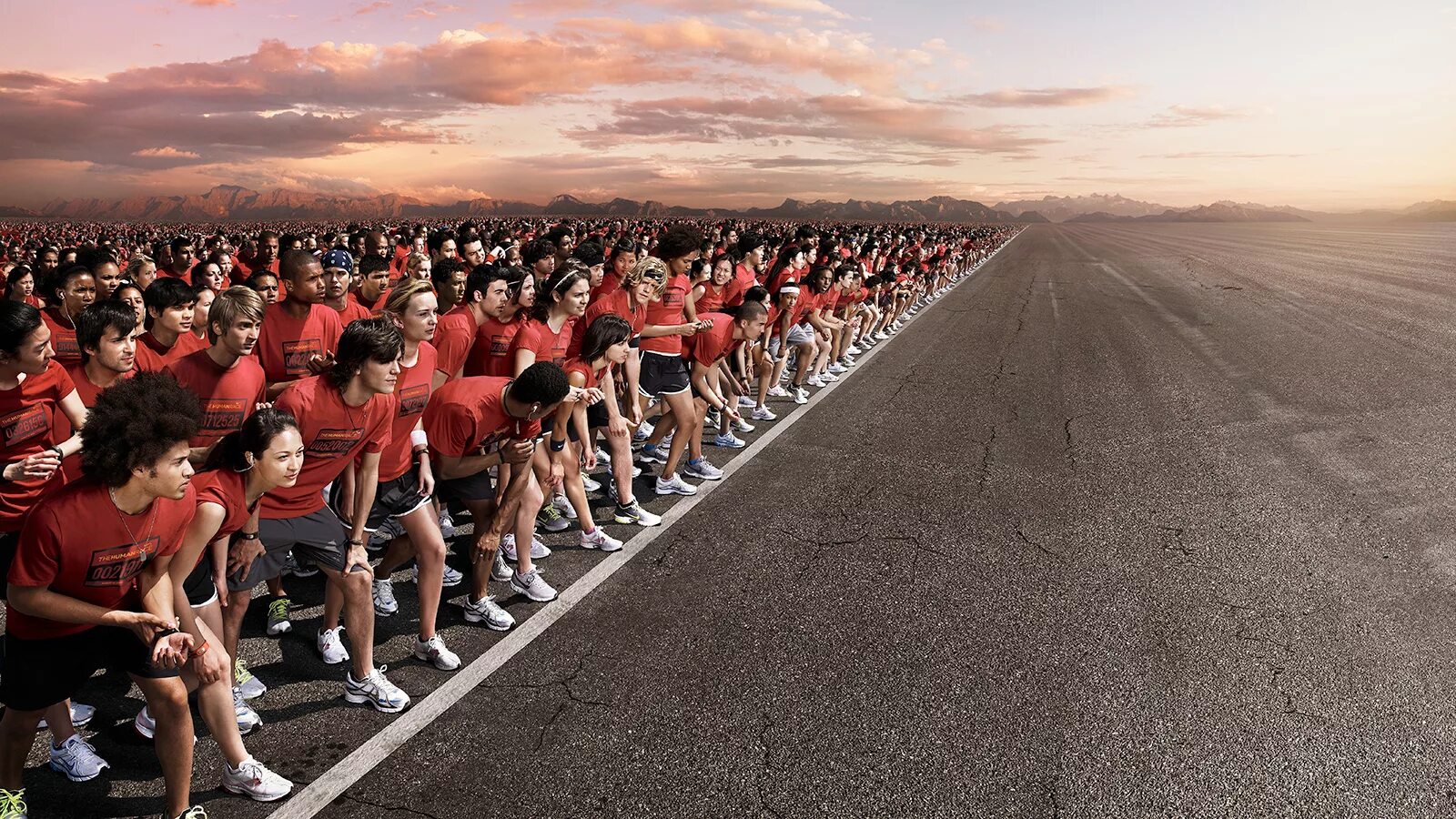 Бегущий человек. Спортсмен тренируется. Толпа спортсменов. Фото зомби из фильма война миров z. Бегущая толпа людей.