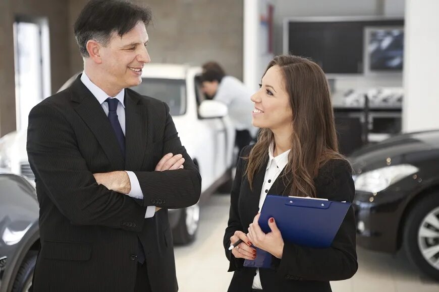 Sales news. Женские лизинга. Sales news. Client is talking to the agent. Sales news.