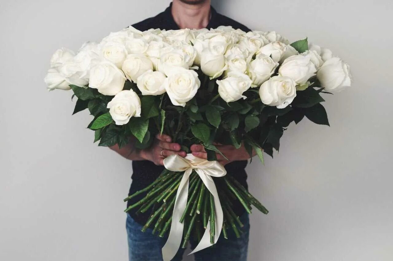 Букет белых роз. Мужчина с белыми розами. Огромный букет белых роз. Парень с букетом цветов. Цветы подаренные от души