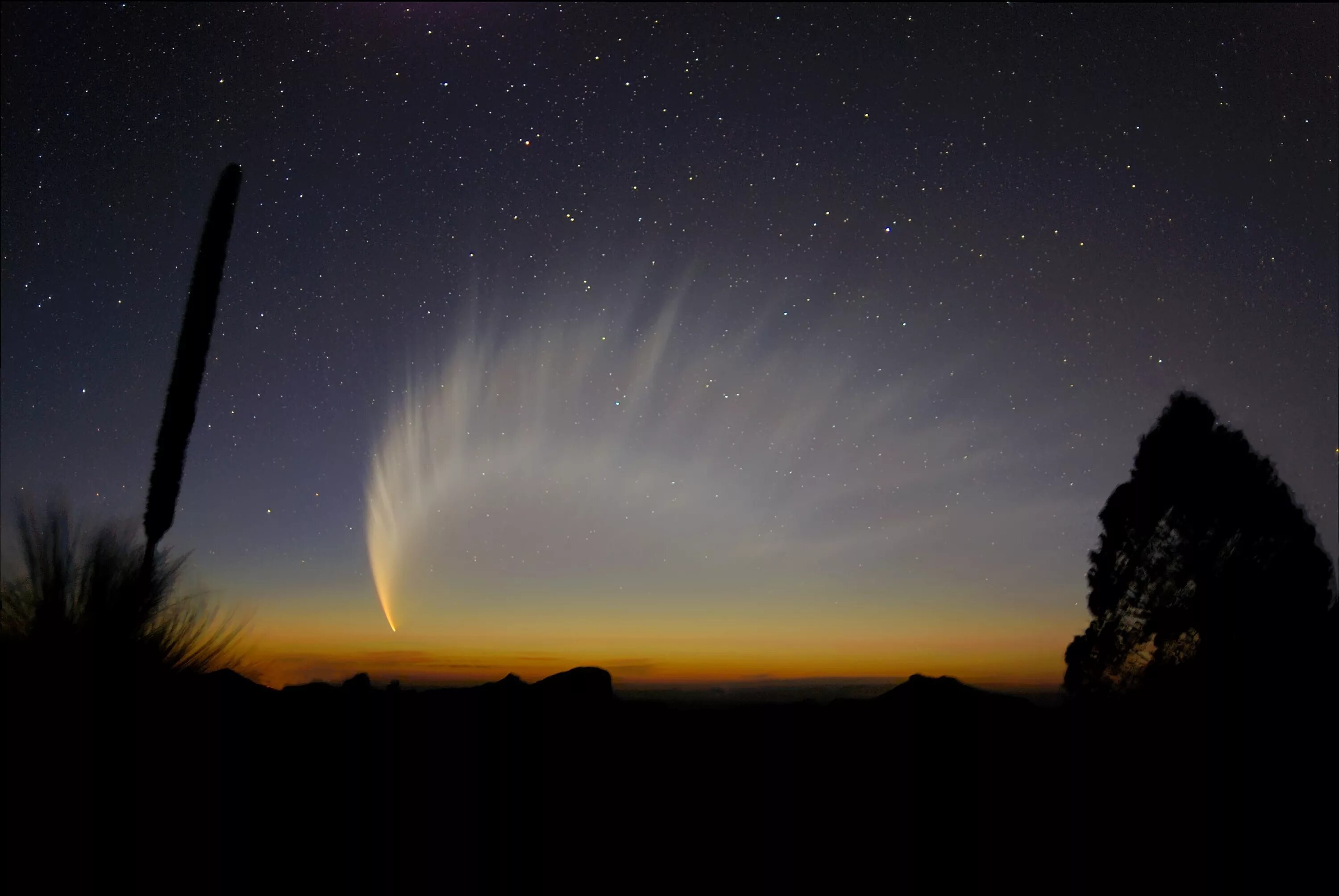 комета на горизонте. метеоры астрономия. комета на горизонте. кометы. комета над горами.