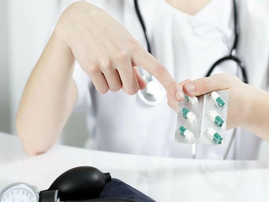 Медикаментозное лечение назначено. Медикаментозное лечение назначено. Врач назначает лекарство. Принципы назначения снотворных. Принципы клинического применения снотворных средств.