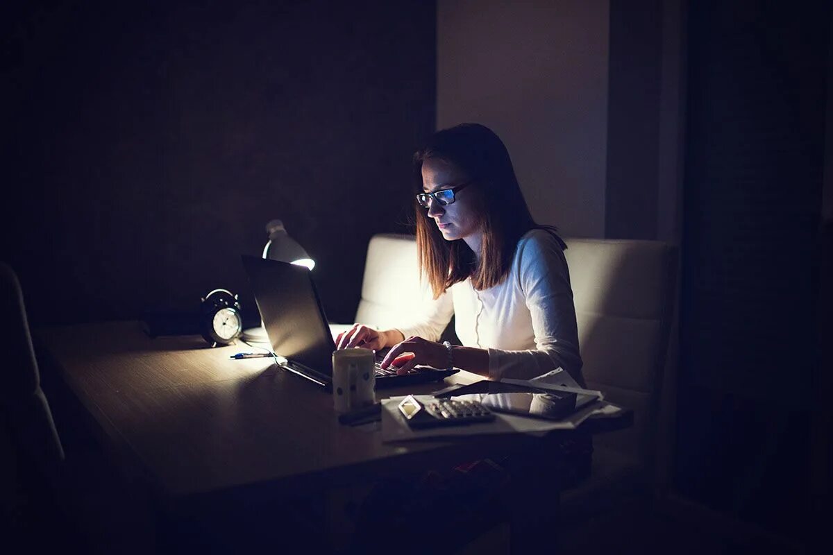 Девушка работает ночью. Девушка работает ночью