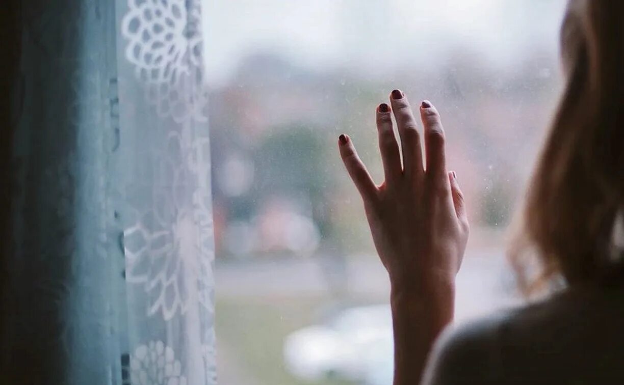 Окна сильно плачут. Ладонь на окне. Девушка у окна рука на стекле. Девушка рука на стекле. Пальцем по стеклу.