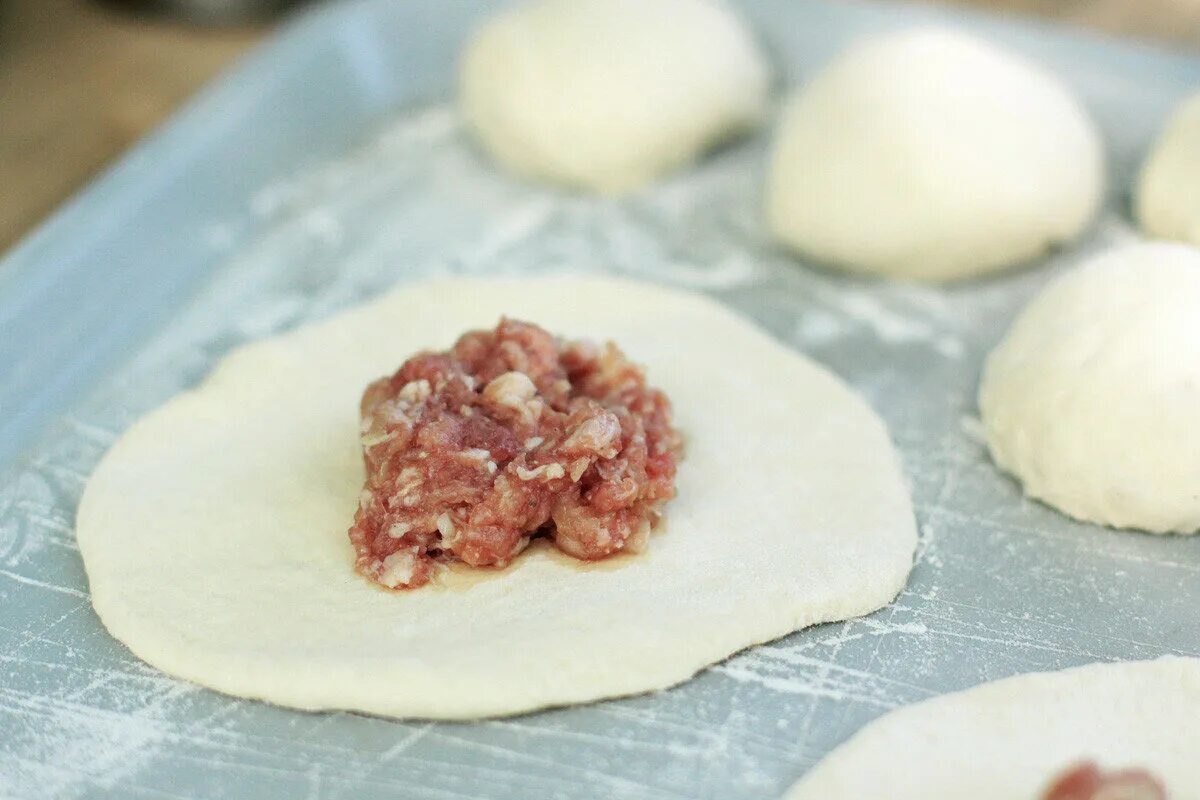 Мясо для беляшей рецепт сочный. Беляши с мясом на сковороде. формируем пирожки беляши. формировать беляши. ингредиенты для беляша.
