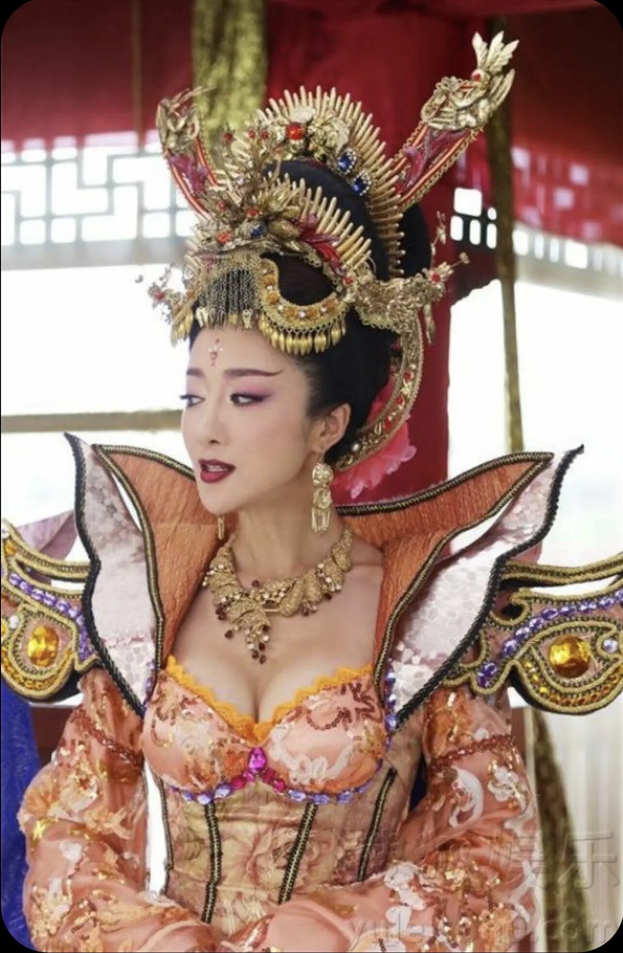 Guo guo jiang. Азиатский гарем. Азиатский гарем. У цзэтянь китайская императрица. Императрица китая наложницы.