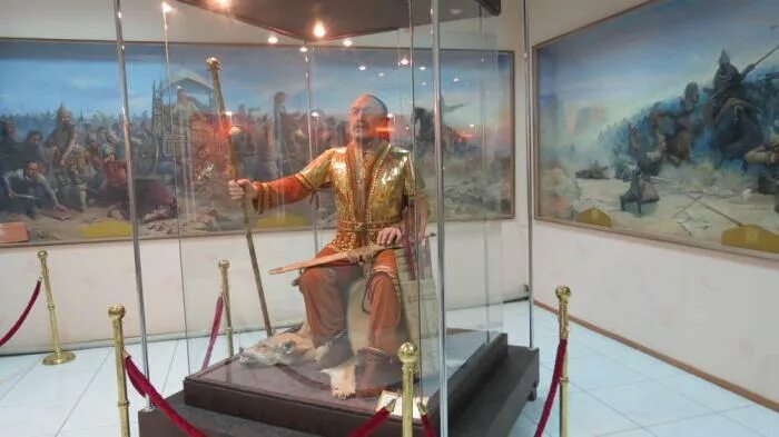 Золотой человек в аралтобе. Золотой человек аралтобе. курган аралтобе раскопки. алматы музей алтын адам. золотой человек аралтобе памятник культуры.