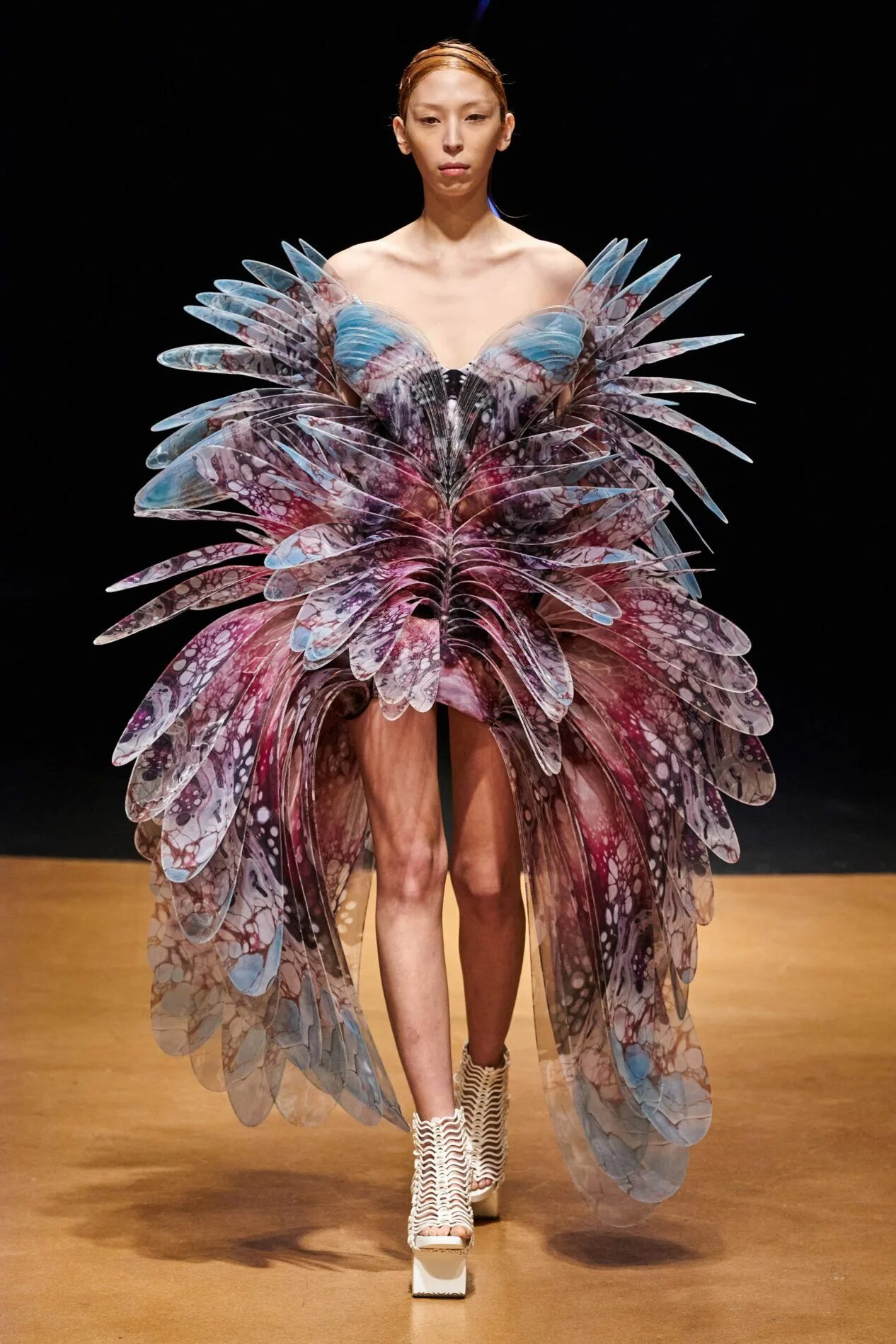 Джанни версаче коллекции 80. Айрис ван херпен дизайнер. Ralph and russo haute couture. Александр маккуин платья. Самые оригинальные платья.