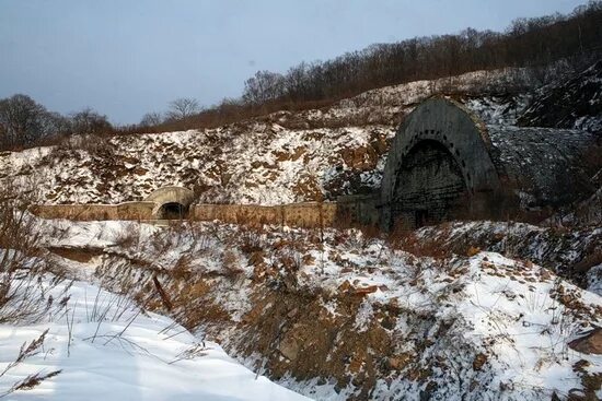 Остов техники. Ракушка заброшенная база подводных лодок Приморский край. Заброшенная Военная база в Арсеньеве Приморский край. Противоатомное убежище подводных лодок Приморский край. Остров русский Военная база.