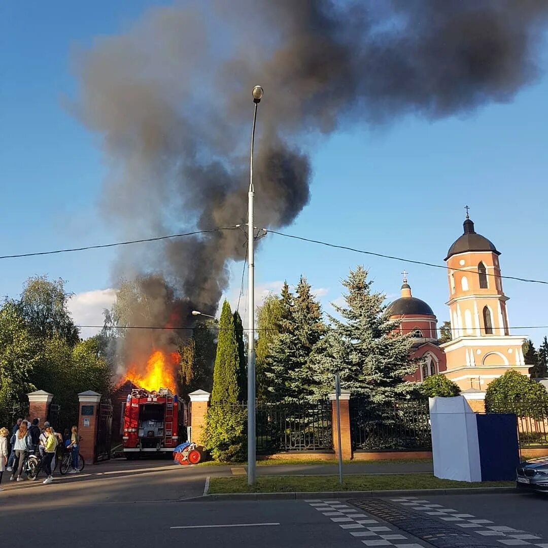 Пожар Зеленоград 1562. Никольская Церковь Зеленоград. Церковь горит. Пожар в Зеленограде сейчас.