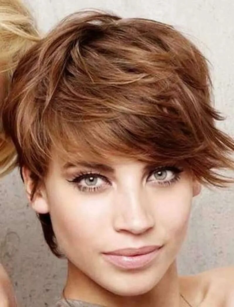 короткие волосы светло коричневые. джессика альба каре. удлиненный боб с челкой набок. каре шэг боб. короткое каре.