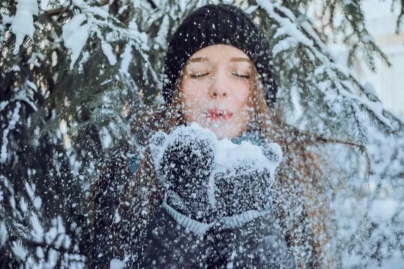 Сугробы поют. А может просто снегом.