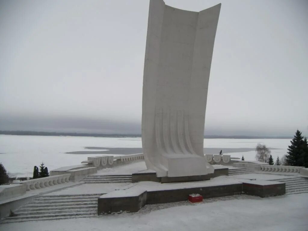 Ладья февраль 2024. Самарская Ладья зимой. Памятник Ладья в Самаре на набережной. Зима Самара набережная Волга. Набережная Волги Самара зимой 2021.