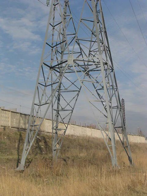4. Сип кабель вл 10 кв. Заземление кронштейна на опоре железобетонной вл 10кв. Когти монтерские, лазы, электрика по столбам. 4 кв на опоре.