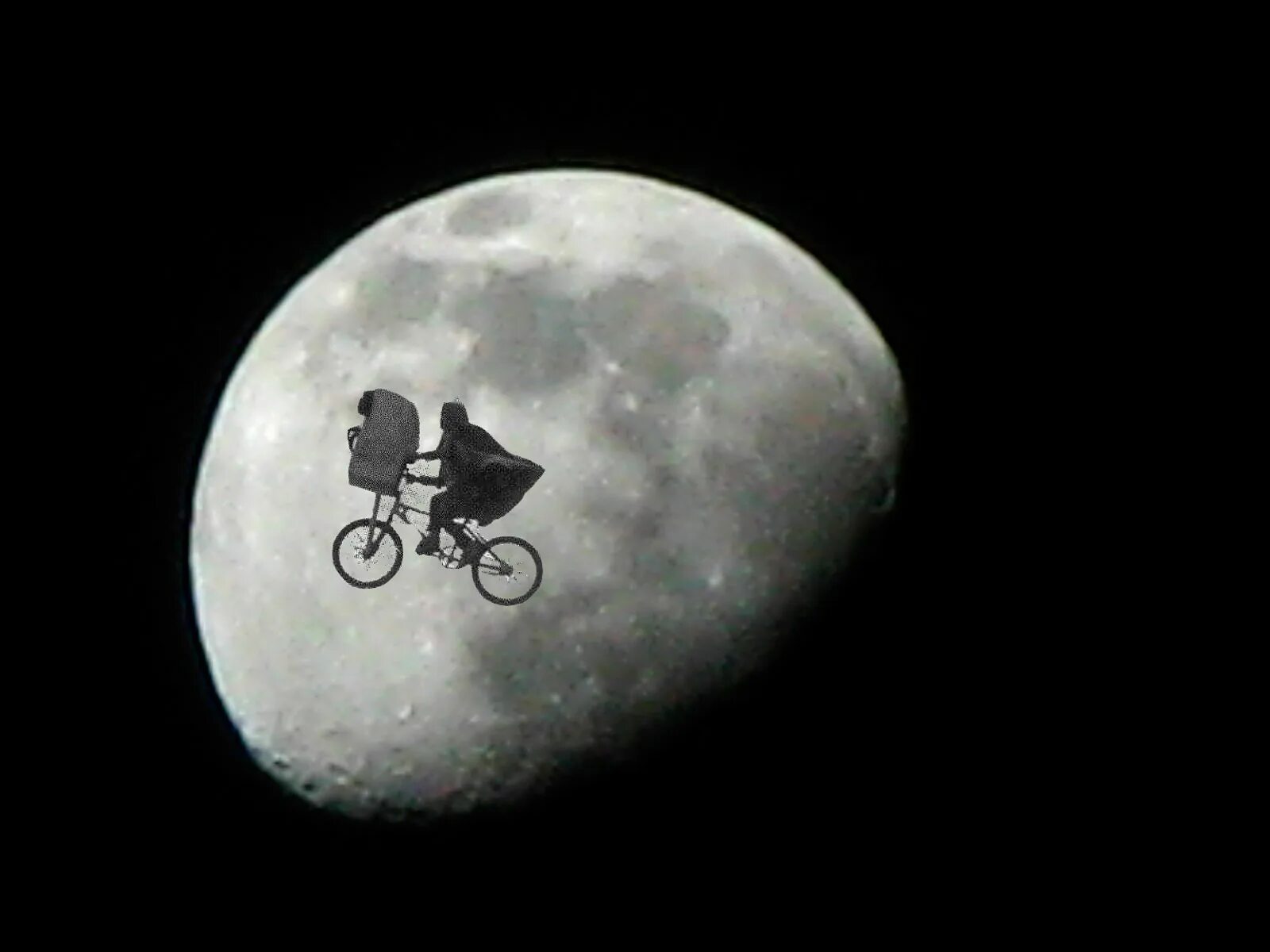 2 живет на луне. Инопланетянин на фоне Луны. Существа на Луне. Изображение Луны. Велосипедист на фоне Луны.
